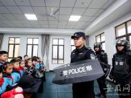 銅陵：萌娃進警營 與民警“零距離”交流互動（圖）