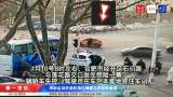 司机忘拉手刹致滑行  辅警飞奔将车截停