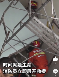 裝修時墻體坍塌致兩名工人被困 蚌埠消防緊急施救