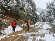 新春走基层｜宣城：清晨到岗清雪保安全 让百姓安稳迎新年