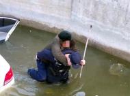父女俩驾车被困冰冷积水中 萧县民警赤脚蹚水将他们救出