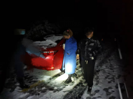冰雪中行车被困  宣城民警凌晨救援