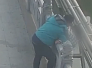 亳州一女子欲跳河 被路過的休班輔警一把抓住