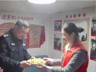 黃山市志愿者陪守松人過小年