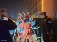 銅陵一初中男生不慎掉入窨井 民警消防齊救援