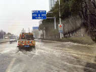 突發(fā)！合肥蓮花路供水管道爆裂 車輛涉水行駛 