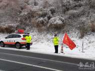 安徽迎來降雪 高速路政及時疏導滯留車輛