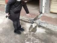 门前管道破损水流成河 蚌埠贾女士投诉：找不到“水源”更找不到人维修