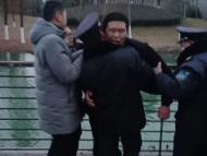 大寒節氣 明光市公安局一名法醫下班途中跳湖救起落水女孩