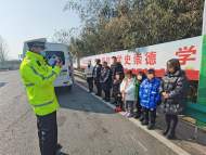 核載5人實(shí)乘載9人！六安一面包車新年首日上路超員被查