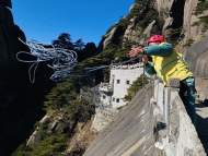 元旦假期前兩天 上萬名游客登黃山風景區迎新