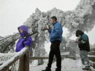 “十元登天柱”賞雪景 天柱山虎年首場(chǎng)大雪后迎客4000人次