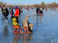 冰雪氛圍感拉滿！什剎海上滑真冰，我們都是老北京