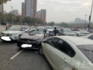 剛剛！合肥街頭發生三車碰撞事故  一車頭受損嚴重
