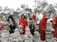 合肥廬陽經(jīng)開區(qū)：400余人出動鏟雪除冰保暢通