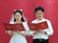 合肥包河區(qū)民政局向新人們贈送“愛情小禮包”