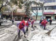 安慶市迎江區錢牌樓社區開展志愿者鏟雪行動