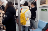 孩子踩上海地铁座位家长不制止，乘客：“你不教育我来教育”