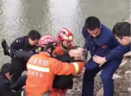 蕪湖八旬老人遛彎時落入江中  民警跳江營救