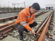 新春走基层| 线路工春节坚守岗位 守护铁路安全