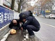 宣城：老人街頭摔倒 路過民警立即救人