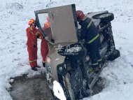 小轎車零時在鄉(xiāng)村道路側翻   合肥消防救出3人