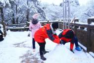 大年初二，游客登黃山賞雪景、玩游戲
