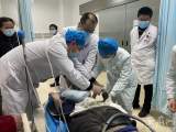 合肥一男子从高处坠落 两米钢管直插大腿