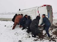 雪天轎車側翻 蚌埠民警冒雪救援