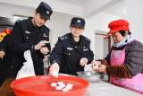  “感谢党和政府！” 受灾群众在搬迁的新家里做汤圆迎接元宵节