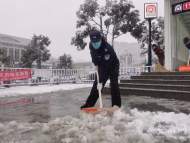 合肥地鐵三號(hào)線組織鏟雪除冰