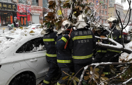 暴雪突降 合肥消防出動緊急救援、掃雪除冰