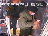老人站台摔倒 合肥一公交驾驶员将其搀扶上车