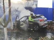 轎車車頭起火 合肥消防快速撲救