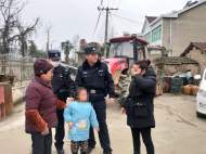 小女孩想抓魚獨自離家卻迷路 宣城民警元宵節助團圓