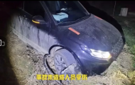 渦陽一男子載著朋友炫新車 一頭扎進溝里