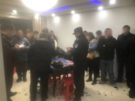 蕪湖警方深夜突擊賭博窩點(diǎn) 抓獲涉賭人員35人