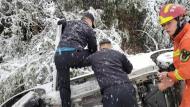 女子雪天翻車被困 涇縣民警、消防成功救援