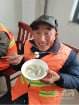 泗县：热腾腾的汤圆送给城市美容师