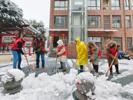 合肥亳州路街道：200余名“紅馬甲”鏟雪除冰保暢通