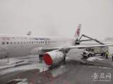  东航安徽分公司为飞机除冰除雪（多图）