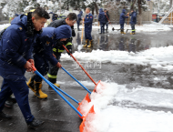 暴雪突降 ，合肥消防走上街頭掃雪除冰