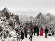 黃山雪深18厘米 大年初三近8000人上山看雪景