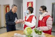 服務到家  合肥志愿者為出門不便老人送菜上門