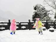 積雪已近30厘米！眾多游客前往黃山賞雪景