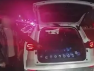 安慶：駕駛員見到警車后神色慌張 民警盤查發(fā)現(xiàn)車內(nèi)藏有20罐“笑氣”