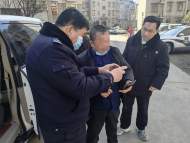 霍山一被執行人被帶上警車：不要拍我，怕丑！