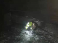 游客被困冰雪途中 休寧民警救助