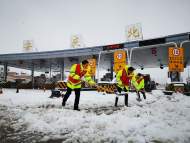 安徽交通緊急出動(dòng)560支應(yīng)急隊(duì)伍除雪保暢通