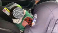 1歲嬰兒被反鎖車內 六安民警破窗成功營救